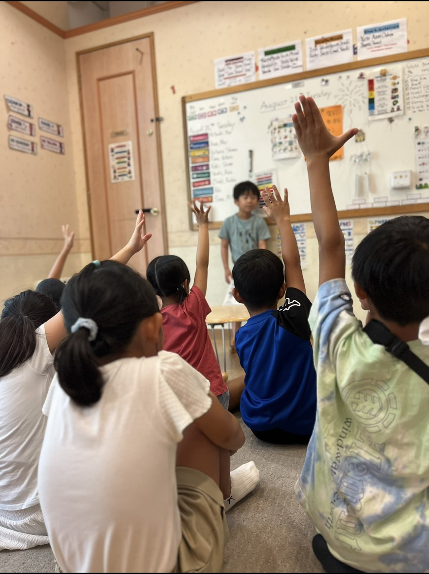 iCiの教室で、手を挙げる子どもたち