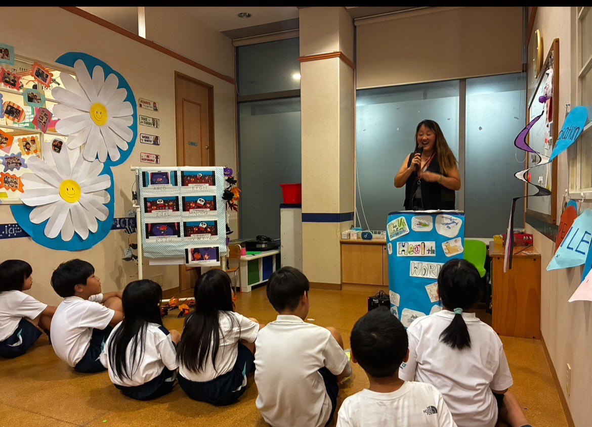 iCiでマイクを持ち、子どもたちに話す浦岡あずささん